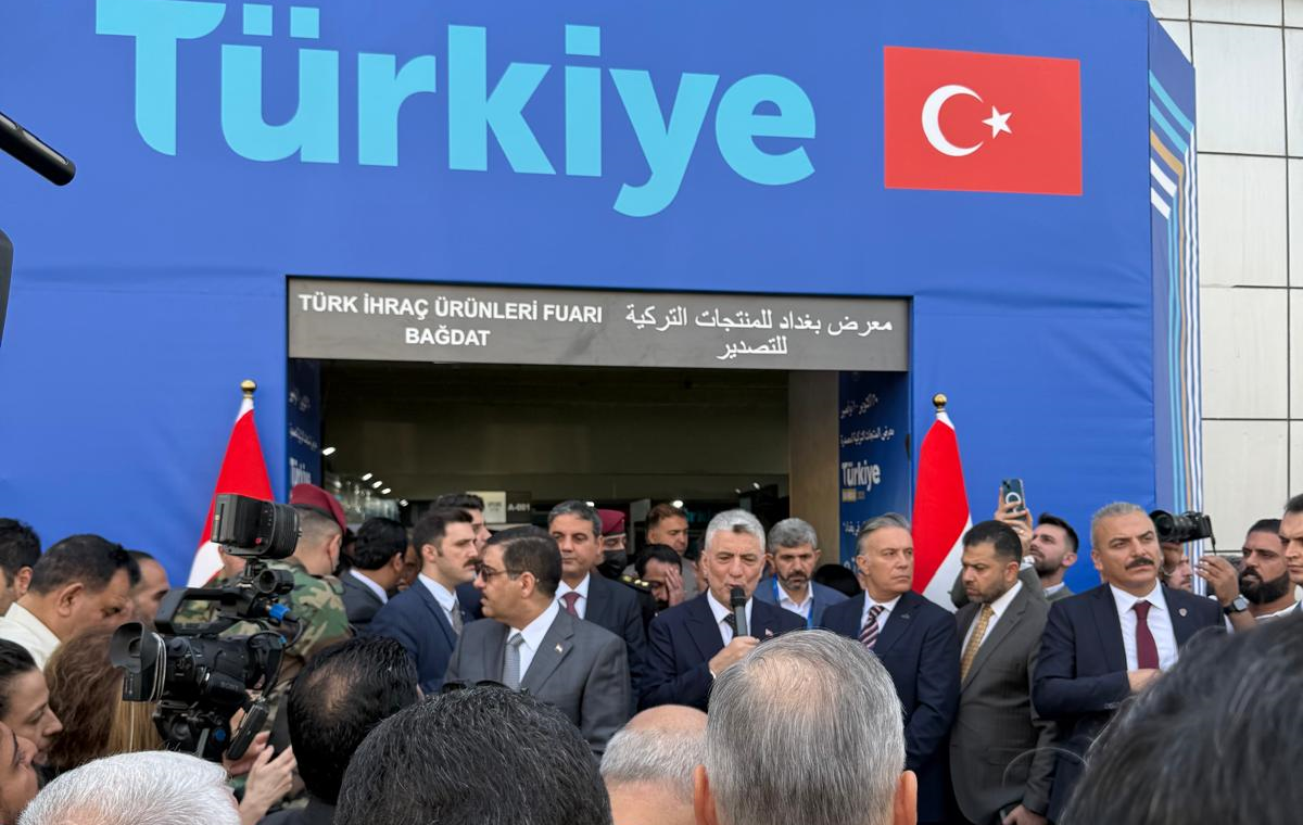 İstanbul Su Ürünleri ve Hayvansal Mamuller İhracatçıları Birliği, Bağdat/Irak’ta 30 Ekim-1 Kasım 2025 tarihleri arasında gerçekleştirilen Türk İhraç Ürünleri fuarına, sektörü temsilen, katılım sağlamıştır. TİM tarafından organize edilen Genel Ticaret ve Müteahhitlik Heyet Programı ile eş zamanlı düzenlenen fuar, Ticaret Bakanı Sayın Ömer Bolat ve Irak Ticaret Bakanı Sayın Atir Davut Selman’ın konuşmalarıyla açılmıştır. Türkiye ve Irak'ın sadece dost ve komşu ülke olmadığı, her iki ülkenin de birbirinin ticaretinde önemli paya sahip olduğunun vurgulandığı konuşmaların ardından Türkiye ile Irak arasında ikili ticari ilişkilerden karşılıklı yatırımlara kadar pek çok farklı alanı kapsayan konuların ele alındığı görüşmelere geçilmiştir. Her iki ülke bakanı, 3 gün süreyle devam eden fuarda su ürünleri ve hayvansal mamuller sektörünü temsilen yer alan standımızı da ziyaret etmişlerdir.