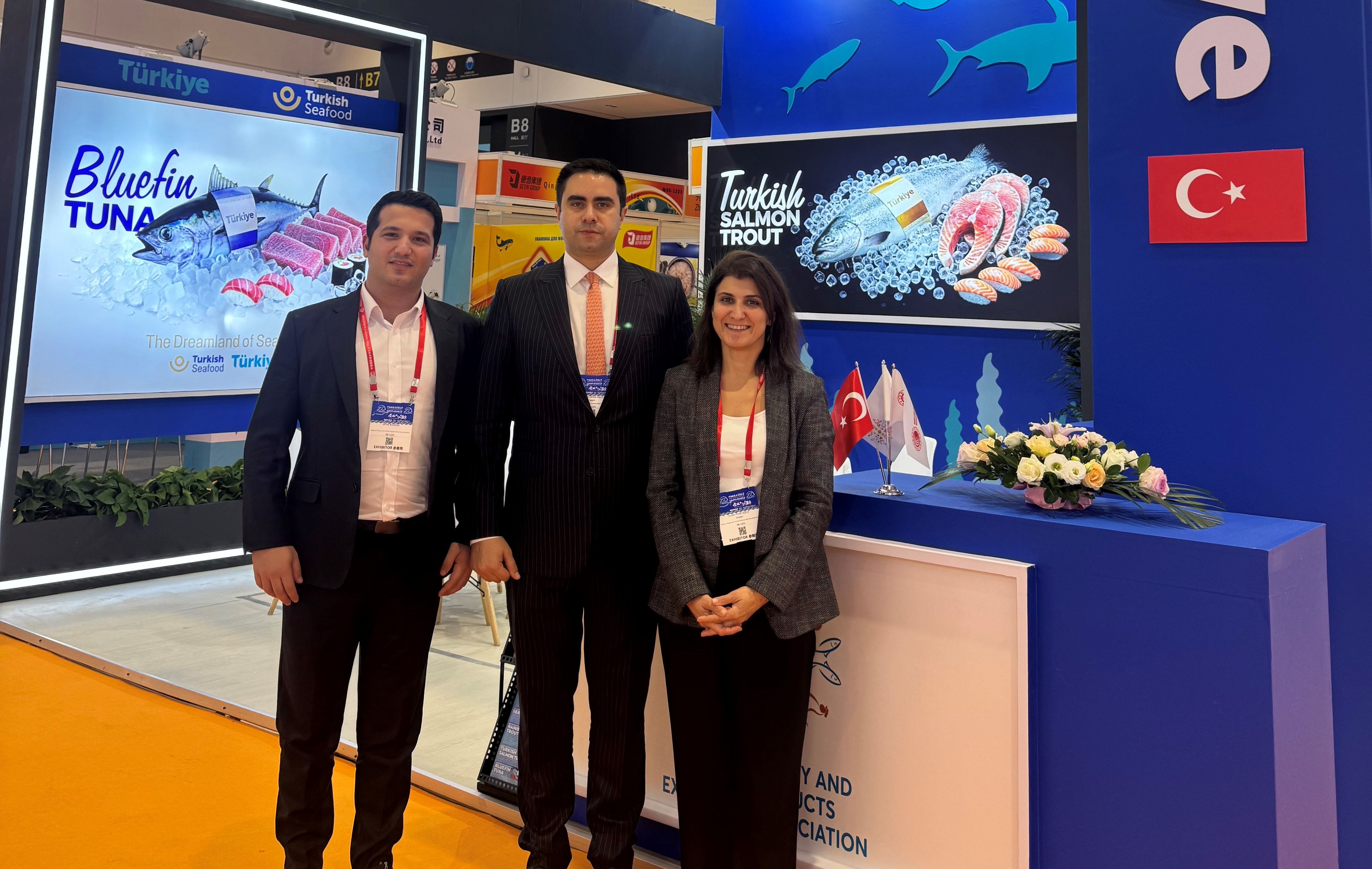 Qingdao/ Çin Halk Cumhuriyeti’nde 29–31 Ekim 2025 tarihleri arasında gerçekleştirilen China Fisheries & Seafood Expo Fuarına, İstanbul Su Ürünleri ve Hayvansal Mamuller İhracatçıları Birliği (İİB) olarak ilk kez info stand ile katılım sağlandı. Fuarda Türk su ürünleri standı; Japonya, Tayvan, Kore gibi çevre ülkeler ile Türkmenistan, Hindistan, Pakistan, Ürdün ve Birleşik Arap Emirlikleri’nden gelen çok sayıda alıcı tarafından ziyaret edildi. Ziyaretçilerin somon ve orkinos başta olmak üzere Türk su ürünlerine büyük ilgi gösterdiği üç gün süren fuar boyunca stand, aynı zamanda Türk su ürünleri sektör temsilcilerinin kullanımına da açık tutuldu. Birliğimizi temsilen Yönetim Kurulu Başkan Yardımcımız Oğulcan Kemal Sağun fuara katılım sağladı. Fuar süresince toplanan satın alma talepleri, sektörle paylaşılmak üzere not edildi. Ziyaretçilere Birliğimizin üye rehberi dağıtılmış, ayrıca Türk su ürünleri ve Türk somonu tanıtım filmleri gösterilmiştir. Standda sektör hakkında detaylı bilgi verilerek, Türk su ürünlerinin kalite ve çeşitliliği uluslararası katılımcılara tanıtılmıştır. Yoğun ilgi gören China Fisheries & Seafood Expo Fuarı, Türk su ürünlerinin Uzak Doğu pazarındaki bilinirliğini artırmak ve yeni ticari bağlantılar kurmak açısından önemli bir adım olmuştur.
